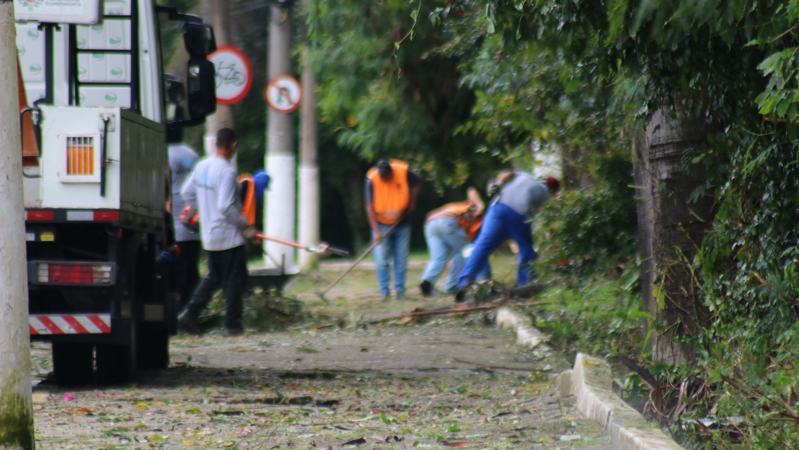 Arilson Santos questiona serviços de limpeza urbana e aplicação da Lei FUNCOC